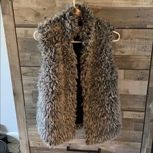 Like new gray tone vest with pockets!